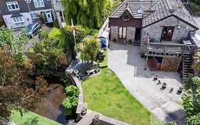 Brook Barn, Idyllic Brixham Retreat With Hot Tub & Parking